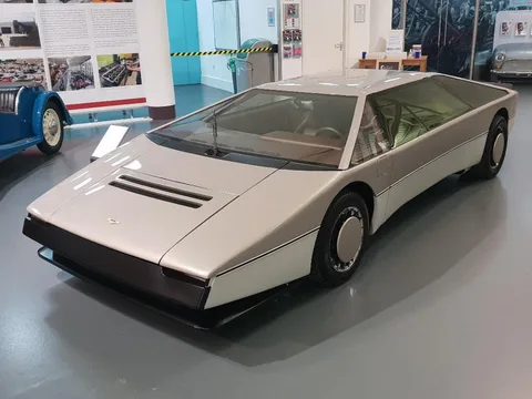 Aston Martin Bulldog — 7