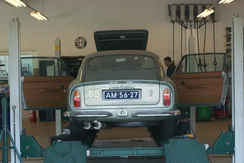 Aston Martin DB6 — 8