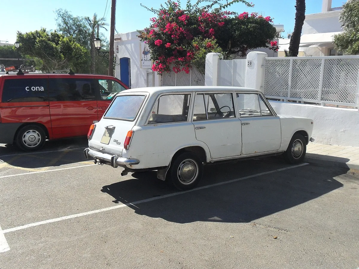 SEAT 124 Familiar