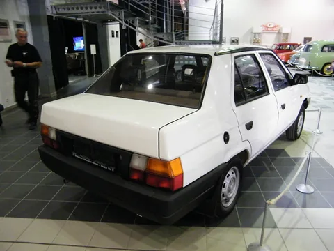 Škoda Favorit sedan — 4