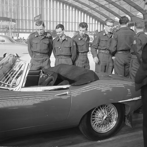 Jaguar E-Type Roadster — 8