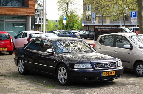 Audi S8 D2 — 3