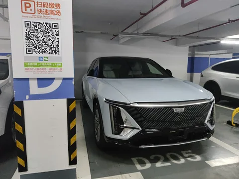 Cadillac Lyriq — 8